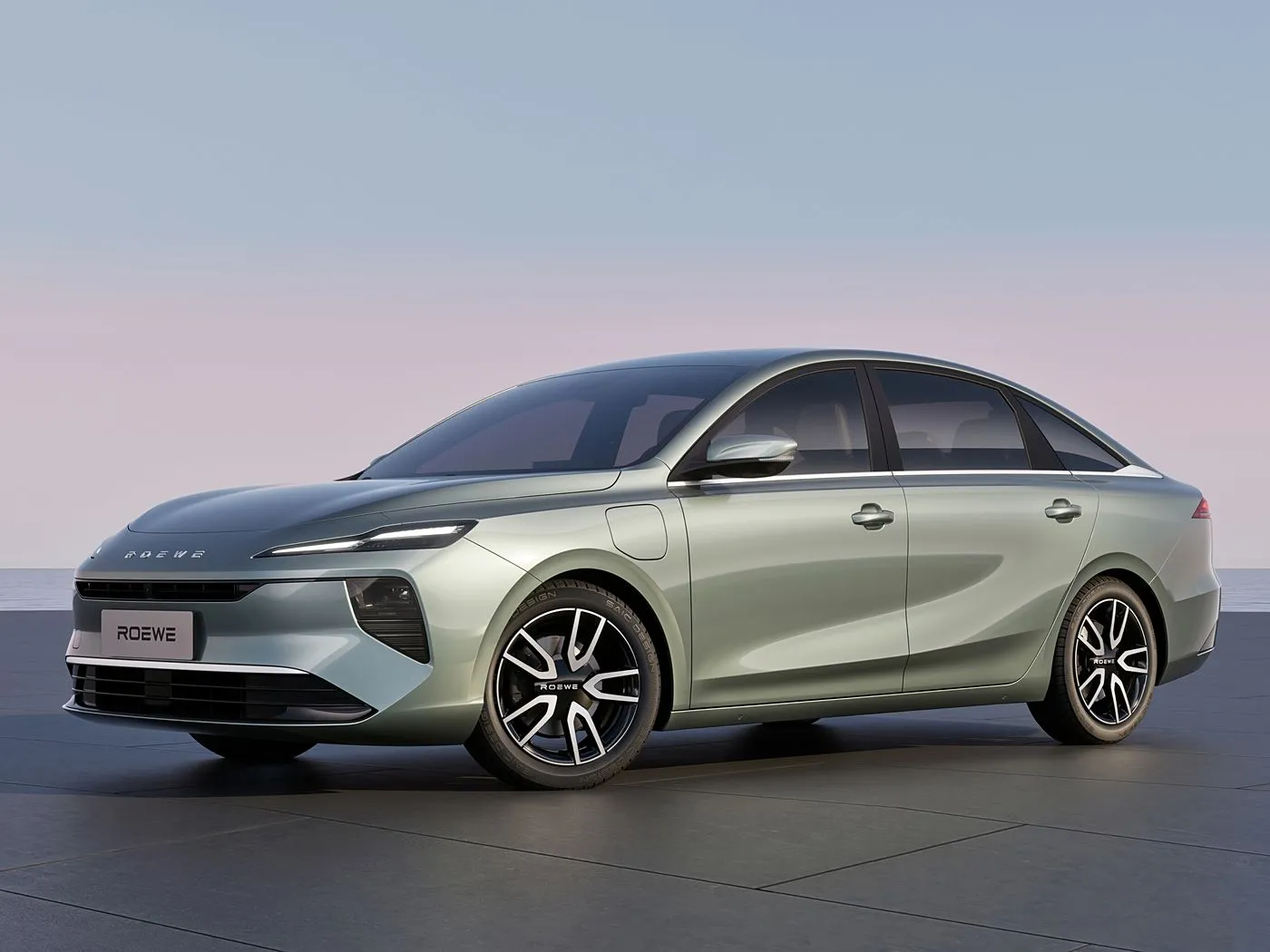 Nisan ayında başlatılması bekleniyor. Büyük boyutlu merkezi kontrol ekranı + fiziksel düğmelerle donatılmıştır. Roewe D6'nın resmi iç görüntüsü yayınlandı.