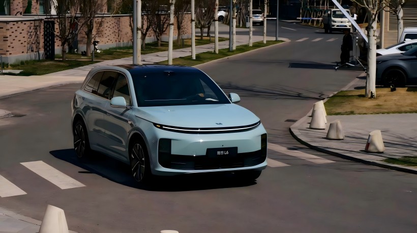 Yeni İdeal L6'nın resmi görüntüleri, Shanghai Otomobil Fuarı'nda ilk çıkışlarını yapacak. Yepyeni bir lidar benimseyecek ve yükseltilmiş bir çipi olacak.