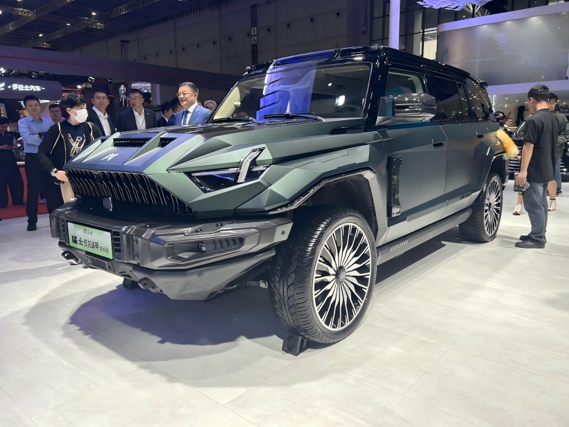 2025 Shanghai Otomobil Şovu: Mengshi 917 Jiaolong Battle Armor Long - Dingil mesafesi baskısı 1.098 milyon yuan olarak fiyatlandırılır ve 199 adet ile sınırlıdır.