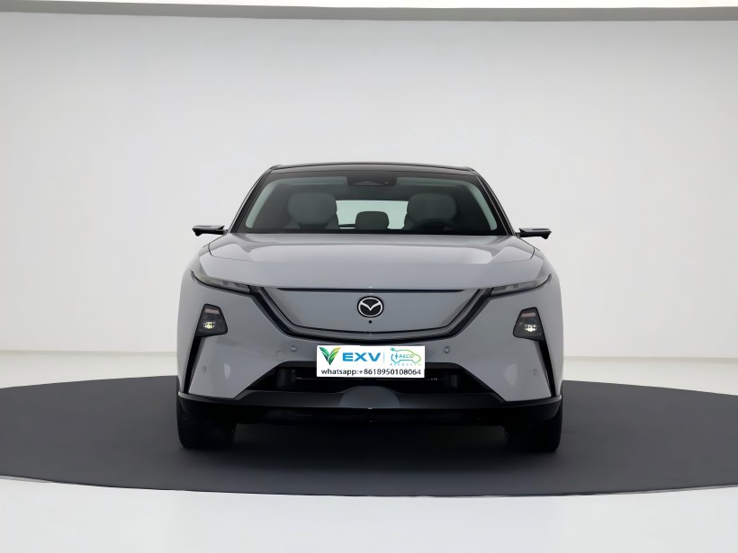Mazda EZ - 60'ın Ağustos ayı sonuna kadar piyasaya çıkması bekleniyor. Hem saf - elektrikli hem de genişletilmiş - menzil güç aktarma organları sunar. İç mekan ayrıca çift ekran kurulumu ile donatılmıştır.